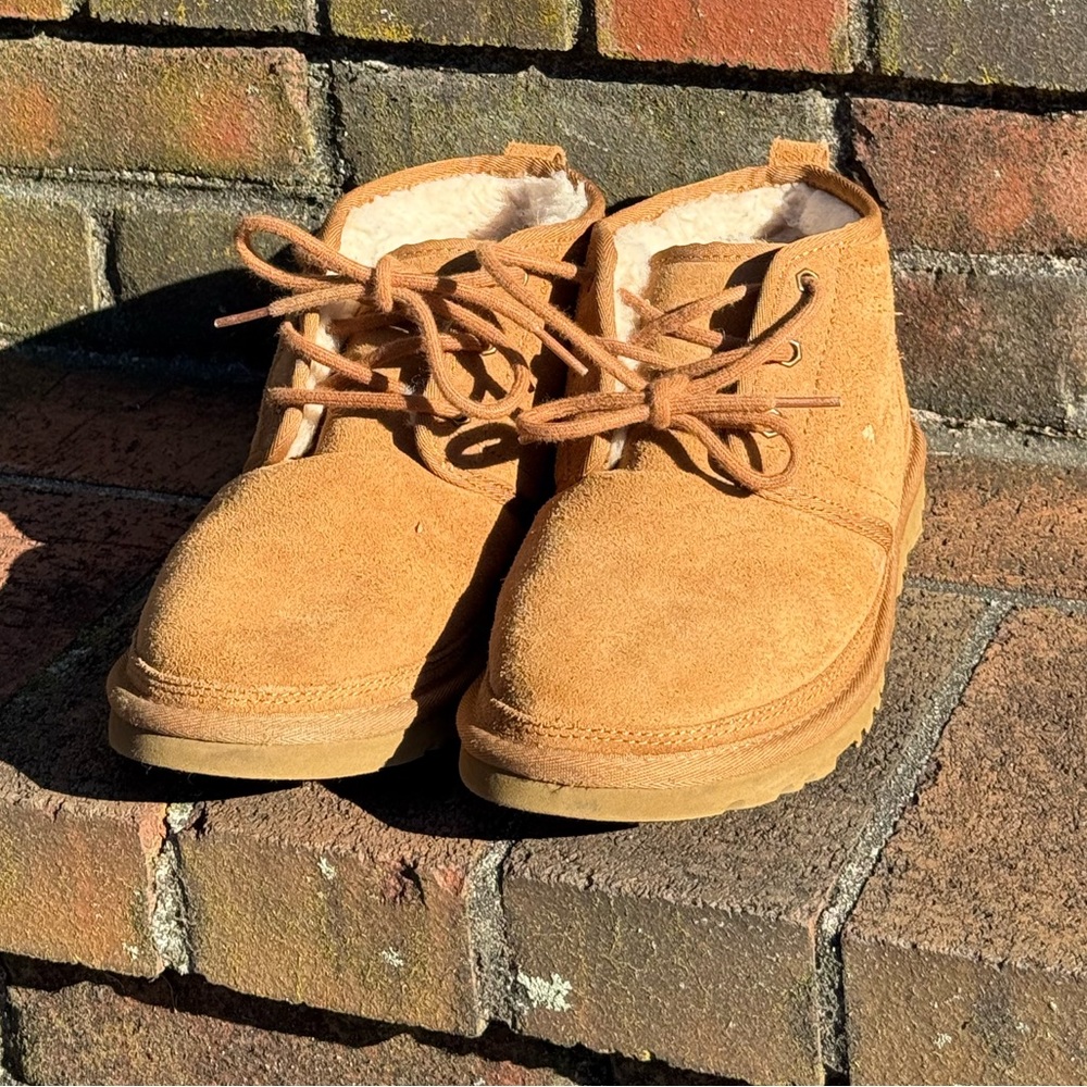 Ugg Neumel Leather Men’s 8/ Woman’s 10